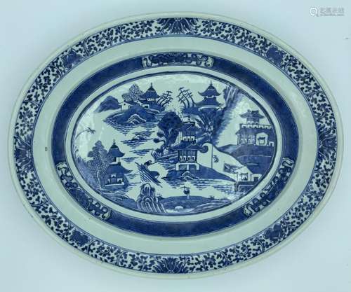 CHINE, XVIIIe - XIXe siècles 
PLAT OVALE en porcelaine