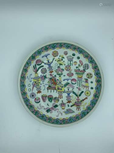 CHINE 
GRAND PLAT circulaire en porcelaine polychrome à
