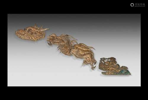 CHINE - Vers 1900
Important dragon en bronze doré, surg
