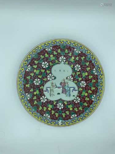 CHINE Vers 1900
PLAT circulaire en porcelaine polychrom