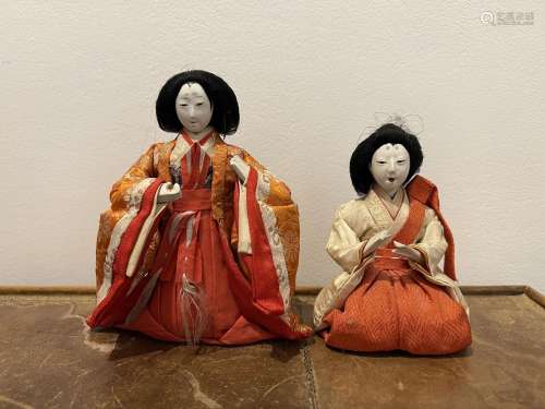 JAPON 
DEUX POUPEES geishas à genoux  habillés de kimon