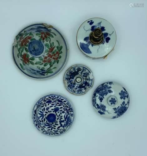 CHINE, XVIIIe et XIXe siècles 
CINQ COUVERCLES de vases