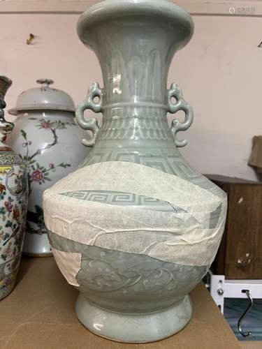 CHINE XXe siècle
VASE BALUSTRE à anses en porcelaine cé