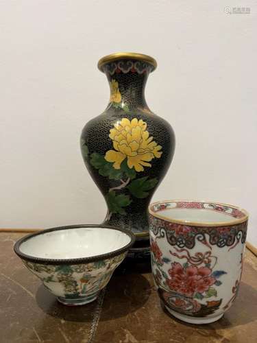 CHINE
UN PETIT VASE en émaux cloisonnés, une tasse en p