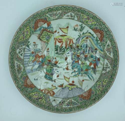 CHINE vers 1900
GRAND PLAT en porcelaine de famille ver