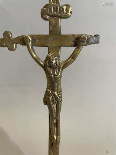 CRUCIFIX en laiton doré à support tripode. 
H. 26,5 cm