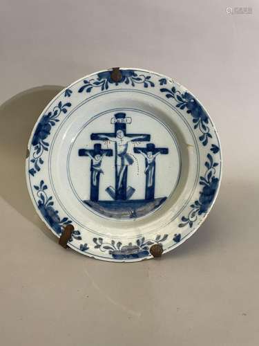 ASSIETTE DE FAIENCE DE DELFT figurant Jésus sur la Croi