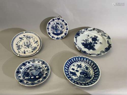 LOT DE CINQ ASSIETTES DE FAIENCE DE DELFT émaillé bleu