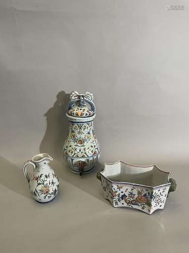 LOT DE FAIENCE DE ROUEN comprenant :<br/>Une fontaine ...