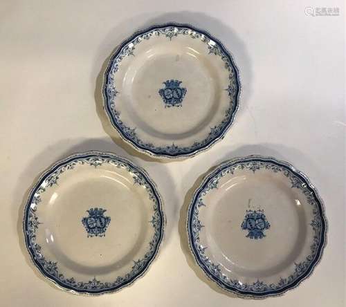 Trois petits PLATS EN FAIENCE de Moustiers à décor d'ar