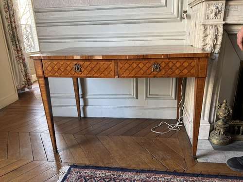 BUREAU PLAT en bois marqueté à décor de croisillons, ou