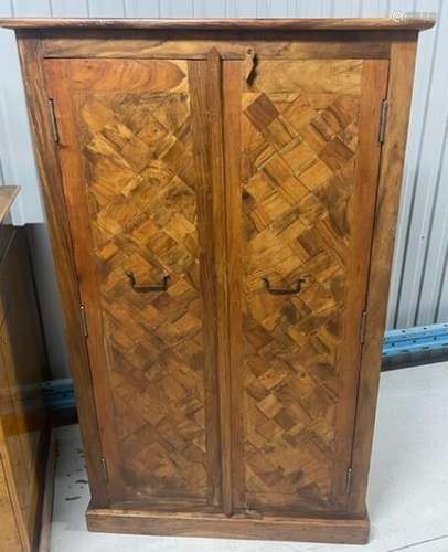 ARMOIRE en noyer à motif en croisillon. <br/>