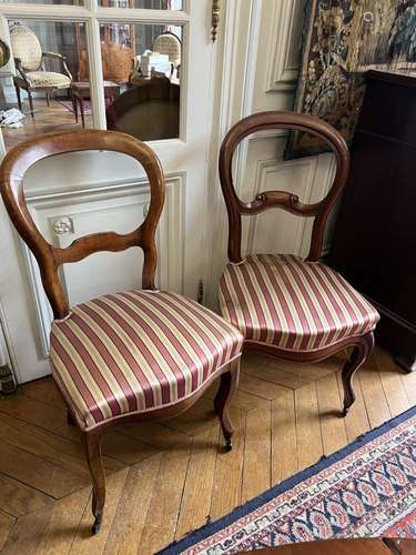 DEUX CHAISES en noyer mouluré.