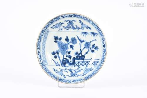 Chine, XVIIIe siècle. Suite de trois assiettes en porcelaine...