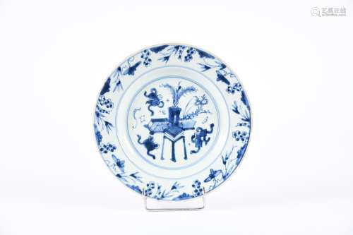 Chine, XVIIIe siècle. Trois assiettes en porcelaine bleu-bla...