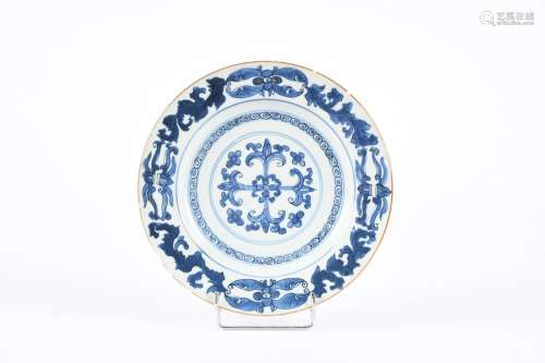 Chine, XVIIIe siècle. Trois assiettes en porcelaine bleu-bla...