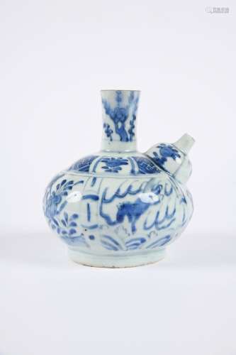 Chine, XVIIe siècle. Kendi en porcelaine bleu-blanc, la pans...