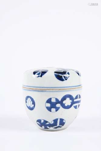 Chine, XVIIIe siècle. Pot couvert en porcelaine bleu-blanc, ...