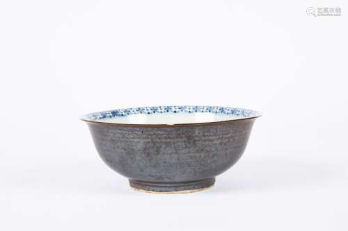 Chine, XVIIe siècle. Bol en porcelaine bleu-blanc, à décor d...