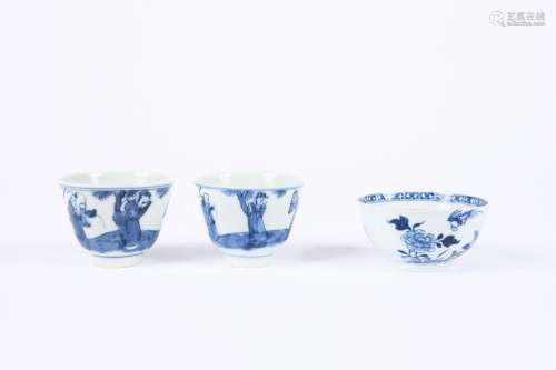 Chine, XVIIIe siècle. Trois petits bols en porcelaine bleu-b...