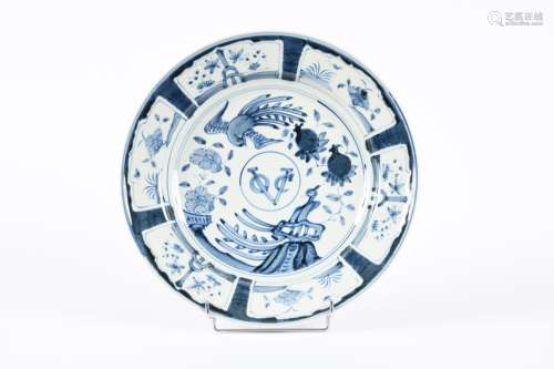 Japon, fin XVIIe siècle. Plat en porcelaine bleu-blanc, à dé...