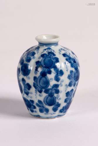 Chine, XXe siècle. Petit vase de maîtrise en porcelaine bleu...