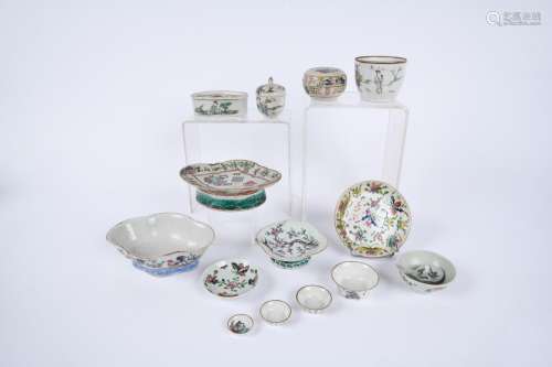 Chine, fin XIXe siècle. Lot de 16 petites porcelaines famill...