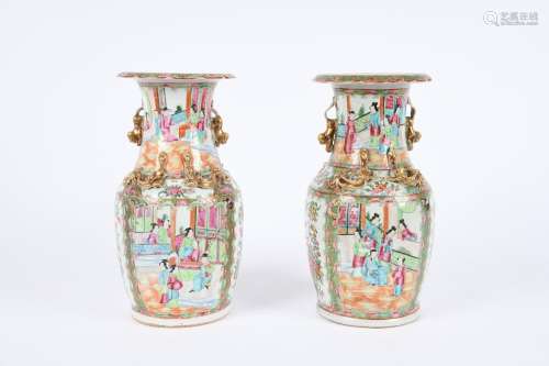 Canton, fin XIXe siècle. Paire de vases en porcelaine et éma...