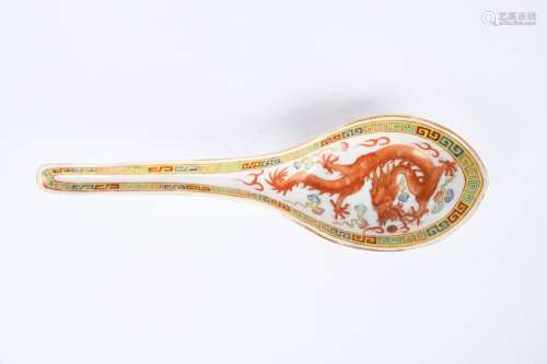 Chine, période Guangxu (1875-1908). Cuillère en porcelaine o...