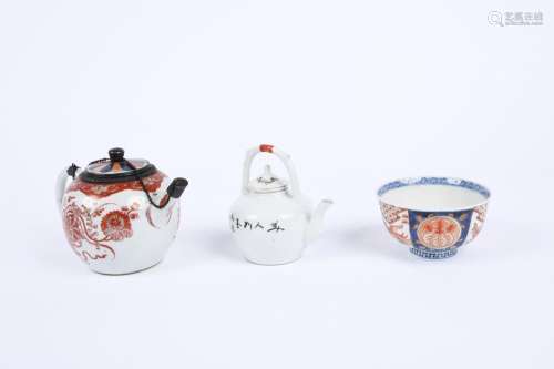 Japon et Chine, XIXe siècle. Lot de trois porcelaines compre...