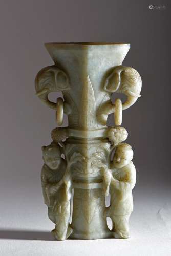 Chine, XIXe siècle. Vase Gu quadrangulaire en jade gris céla...