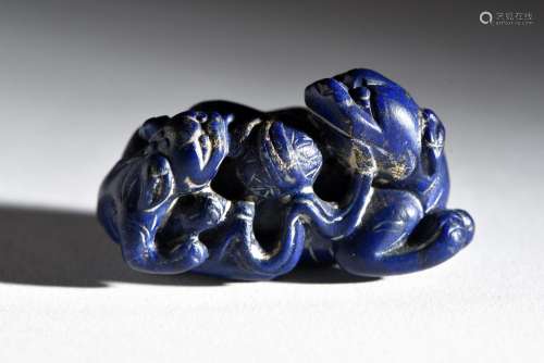 Chine, fin XIXe – début XXe siècle. Sujet en lapis-lazuli, r...