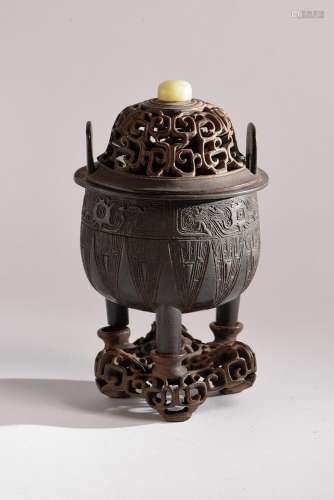 CHINE, XVIe-XVIIe siècle. Petit brûle-parfums en bronze de p...