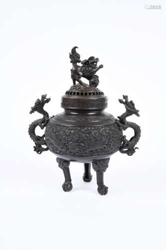 Chine, XXe siècle. Brûle-parfums tripode couvert, en bronze ...