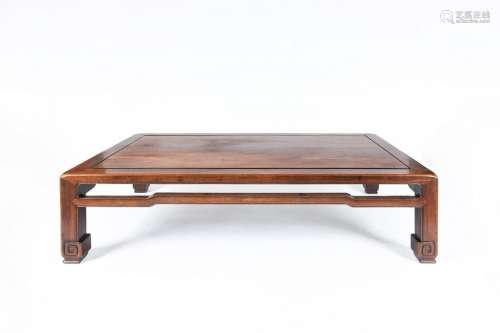 Chine, début XXe siècle. Grande table basse en bois de hongm...