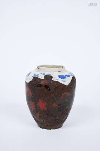 Japon, période Meiji (1868-1912). Petit vase en porcelaine à...