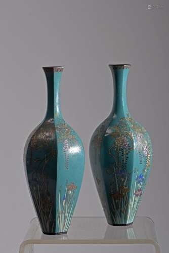 Japon, période Meiji (1868-1912). Paire de petits vases bout...