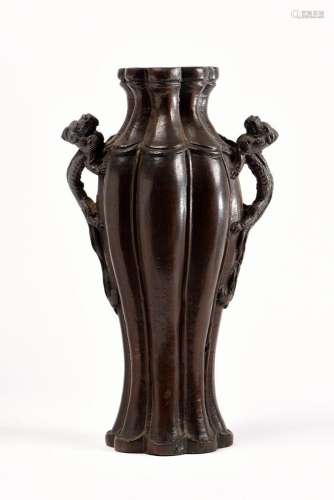 Japon, XIXe siècle. Vase hana-ire en bronze de patine brune,...