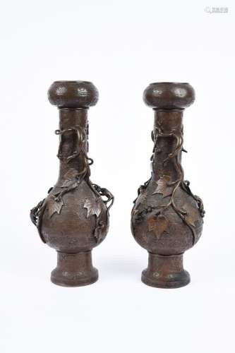 Japon, vers 1900. Paire de vases en bronze, à long col termi...