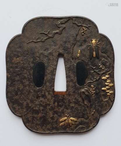 Japon, XVIIIe siècle. Tsuba mokko-gata en fer, à décor en en...
