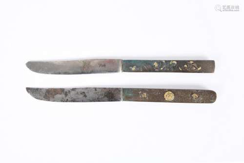 Japon, fin XIXe siècle. Deux kozuka en sentoku et rehauts do...