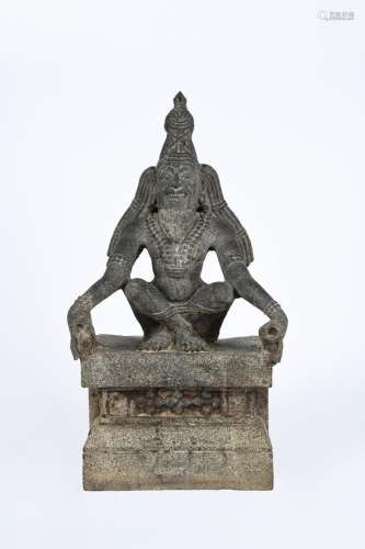 Inde, XVIe-XVIIe siècle. Sculpture en granit gris représenta...