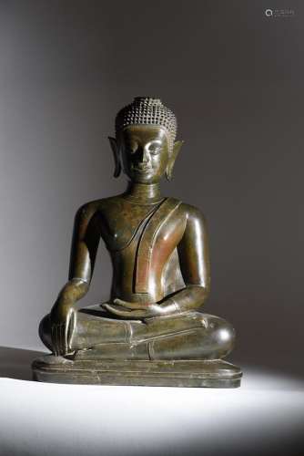 Grand Bouddha en bronze de patine brun-vert, représenté assi...