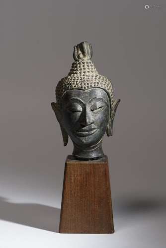 Petite tête de Bouddha en bronze. H. 14,5 cm