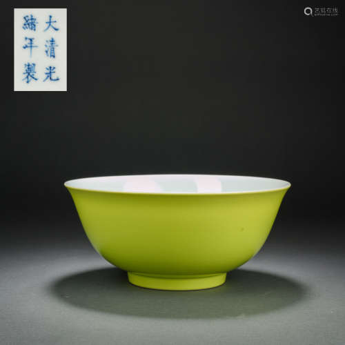Qing Dynasty Apple Green Glazed Bowl