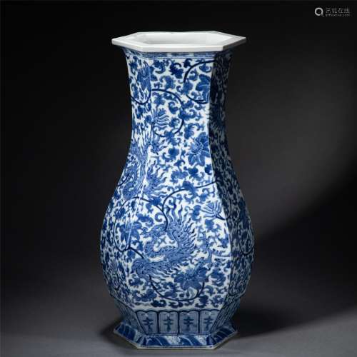 A BLUE AND WHITE PORCELAIN VASE