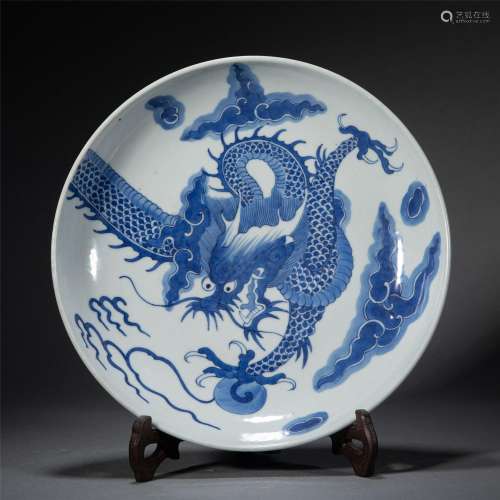 A BLUE AND WHITE PORCELAIN DRAGON DISH