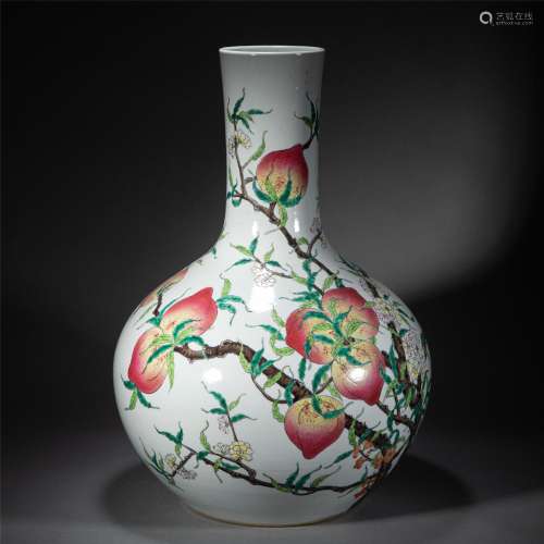 A WUCAI PORCELAIN PEACHES VASE