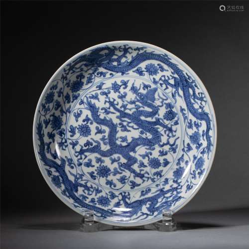 A BLUE AND WHITE PORCELAIN DRAGON DISH
