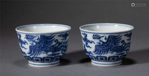 A PAIR OF BLUE AND WHITE PORCELAIN CUPS